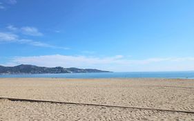 Delta Muga, Piso muy cerca de la playa